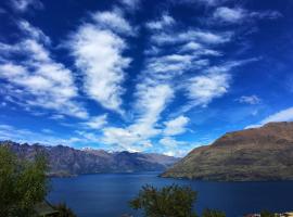 Awesomely Lakeview Queenstown Home，位于皇后镇的酒店