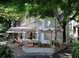 Hotel Capri，位于里米尼滨海中心的酒店