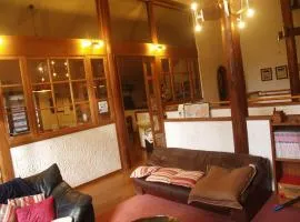 卡扎米多利伍迪屋旅馆