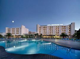 Hotel Spa Mediterraneo Park，位于罗萨斯的带按摩浴缸的酒店
