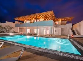Villa Dedalos - A luxury large villa with a heated pool in Puerto Calero