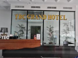 YBC格兰德酒店，位于奥隆阿波的酒店