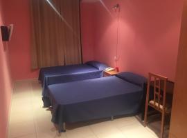 Hotel Navas，位于Navas del Rey的酒店