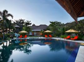 巴厘岛橙色别墅，位于克拉玛斯勒比海滩附近的酒店