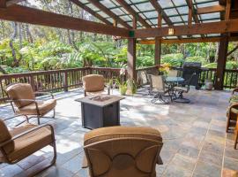 Hale Mauna Loa Upper Level with shared Hot Tub，位于沃尔卡诺的酒店