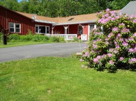 Cavalier Cottage B&B，位于Shelburne Falls的带停车场的酒店