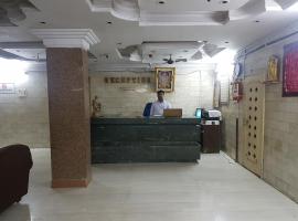 Hotel Surya Palace，位于Kottagūdem的酒店