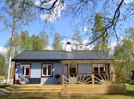 Charming cottage in tranquil village setting，位于Ockelbo的酒店