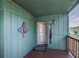 Sierra Lake Vista 4 Bedrooms, Lake View, Game Room, Hot Tub, Sleeps 9，位于阿尔托的酒店