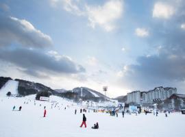 龙平度假酒店，位于平昌阿尔卑西亚越野滑雪中心附近的酒店