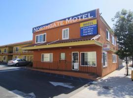 北门汽车旅馆，位于埃尔卡洪圣地亚哥基督教学院附近的酒店