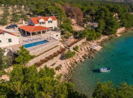 Luxury Villa Kate - in Lucice Bay with turquoise sea, Amazing Seaviews, and Heated Pool，位于米欧纳的酒店
