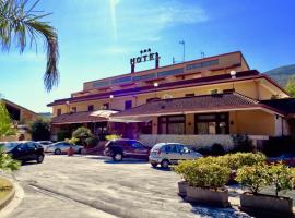 丽城餐厅酒店，位于卡塞塔的酒店