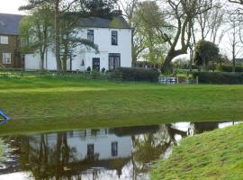 White House Farm Cottages，位于West HaddonHoldenby House Gardens附近的酒店