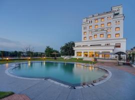 Royal Sarovar Portico Siliguri，位于西里古里巴格多格拉机场 - IXB附近的酒店