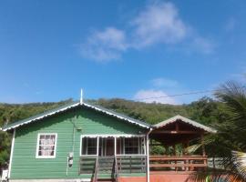 Seawind Cottage- Traditional St.Lucian Style，位于格罗斯岛的海滩短租房