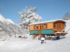 Roulottes Montagne Pyrenees，位于吕兹-圣索沃尔的酒店