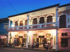 两房精品旅馆，位于普吉镇泰华博物馆附近的酒店