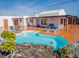 Casa Lola Lanzarote piscina climatizada y wifi free，位于圣巴尔托洛梅Campesino Monument附近的酒店