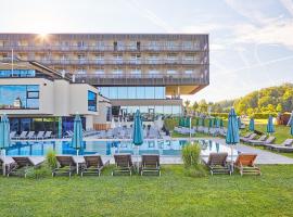 苏德斯特马克路易斯葡萄酒水疗度假酒店 ，位于埃伦豪森的带泳池的酒店