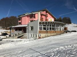 Hotel Sole del Baldo，位于布伦托尼科Montagnola Quad Ski Lift附近的酒店