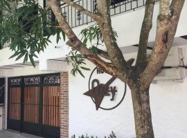Hotel Ozzy，位于多拉代尔的酒店