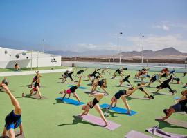 Club la Santa All sports inclusive，位于蒂纳霍的酒店
