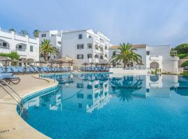 钻石度假村白沙海滩俱乐部酒店，位于阿雷纳尔登卡斯特尔的带泳池的酒店