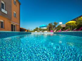 Adriatic Star，位于班约勒的带泳池的酒店