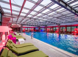 商务酒店会议中心&Spa，位于特尔古穆列什的带按摩浴缸的酒店