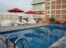 天鹅绒广场酒店，位于瓜达拉哈拉的带泳池的酒店