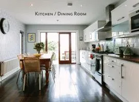 舒适度假屋 - 可容纳10/11人 - 步行15分钟至城市 