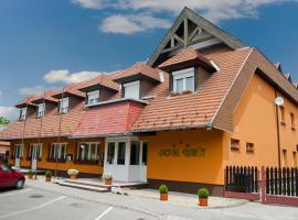 Karát Hotel，位于科马罗姆的酒店