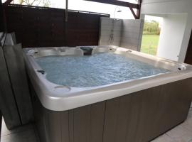 Joli bungalow avec jacuzzi chez Roberto，位于Petit-Canal的乡间豪华旅馆