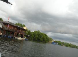 Bakau Hijau Riverlodge，位于Bedung的酒店