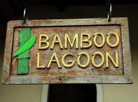 Bamboo Lagoon Backwater Front Resort，位于阿勒皮的带泳池的酒店