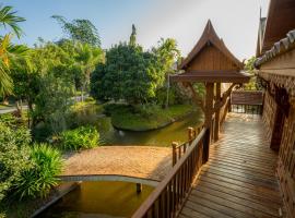 Suksathan Lamphun，位于南奔的带停车场的酒店