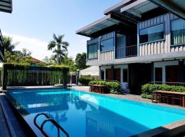 Kluang Container Swimming Pool Hotel，位于居銮的酒店