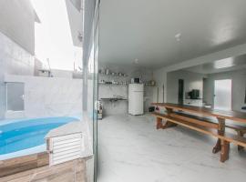 RL - CASA PISCINA PRIVATIVA 4 SUITES, AR SPLIT, WI-FI, ATE 16 PESSOaS BRUNO KLEMTZ，位于伊塔佩马的酒店