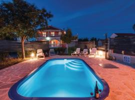 Villa Laura with pool, Budak, Zadar county，位于Stankovci的酒店