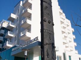 亚历山大博物馆宫酒店，位于佩萨罗的带停车场的酒店