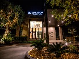 Bunprasop Garden Hotel，位于洛坤府的舒适型酒店