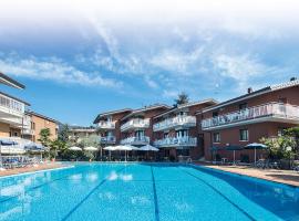 Residence Villa Rosa，位于加尔达的带泳池的酒店