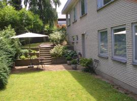 鲁格杰格杰住宿加厨房公寓，位于Stavtrup的酒店