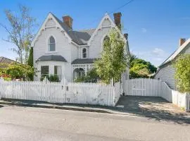 Amberley - circa 1880s Luxury - 5 b'rooms sleeps 9