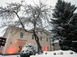 Gościniec Jaś -śniadania i obiadokolacje szwedzki stół w cenie bezpłatny parking，位于斯克拉斯卡波伦巴的酒店