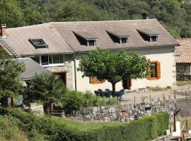 Maison du Coué Pyrénées Mourtis Gîte pour 2 à 12 pers，位于Sengouagnet的酒店
