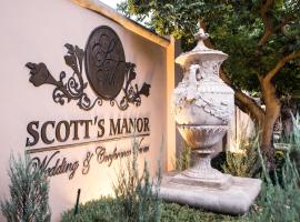 Scott's Manor Guesthouse Function and Conference Venue，位于Lichtenburg的带停车场的酒店