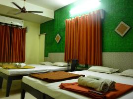 Hotel Madhava，位于舍地的酒店