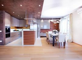 State of the art home suite with 180 degree panoramic lake view, pool and spa sleeping up to 10 guests by Italian Apartments，位于科莫的酒店